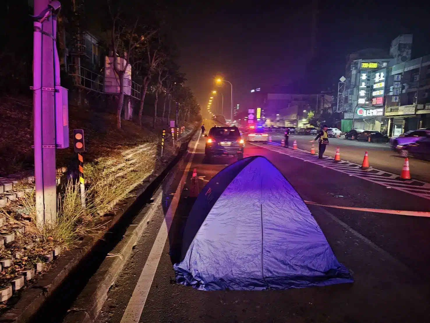 高雄中正交流道北上匝道口發生死亡車，行人高男遭3車輾斃。翻攝畫面