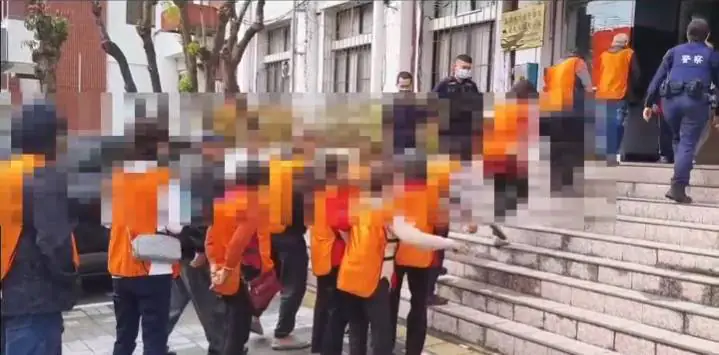 高雄警方破獲職業賭場,逮21人查扣百萬元賭資。翻攝畫面
