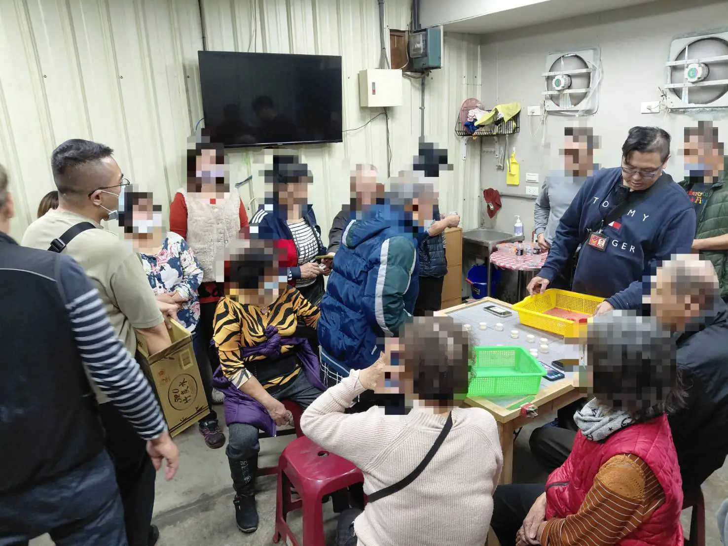 高雄警方破獲職業賭場,逮21人查扣百萬元賭資。翻攝畫面