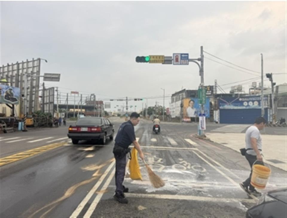 和美警積極排除路面油漬　守護用路人安全