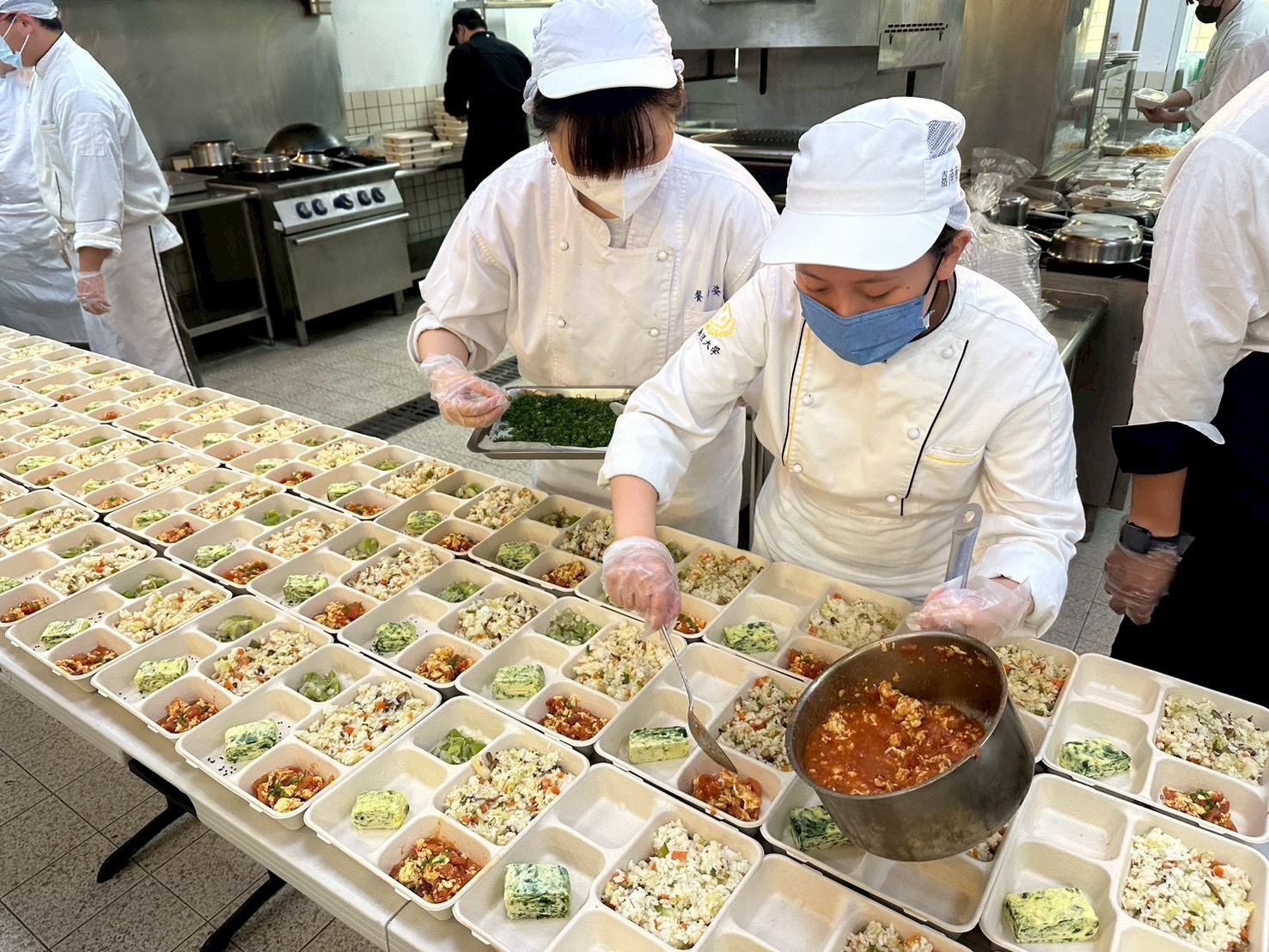 嘉藥餐旅畢業生送暖　200份愛心便當關懷弱勢