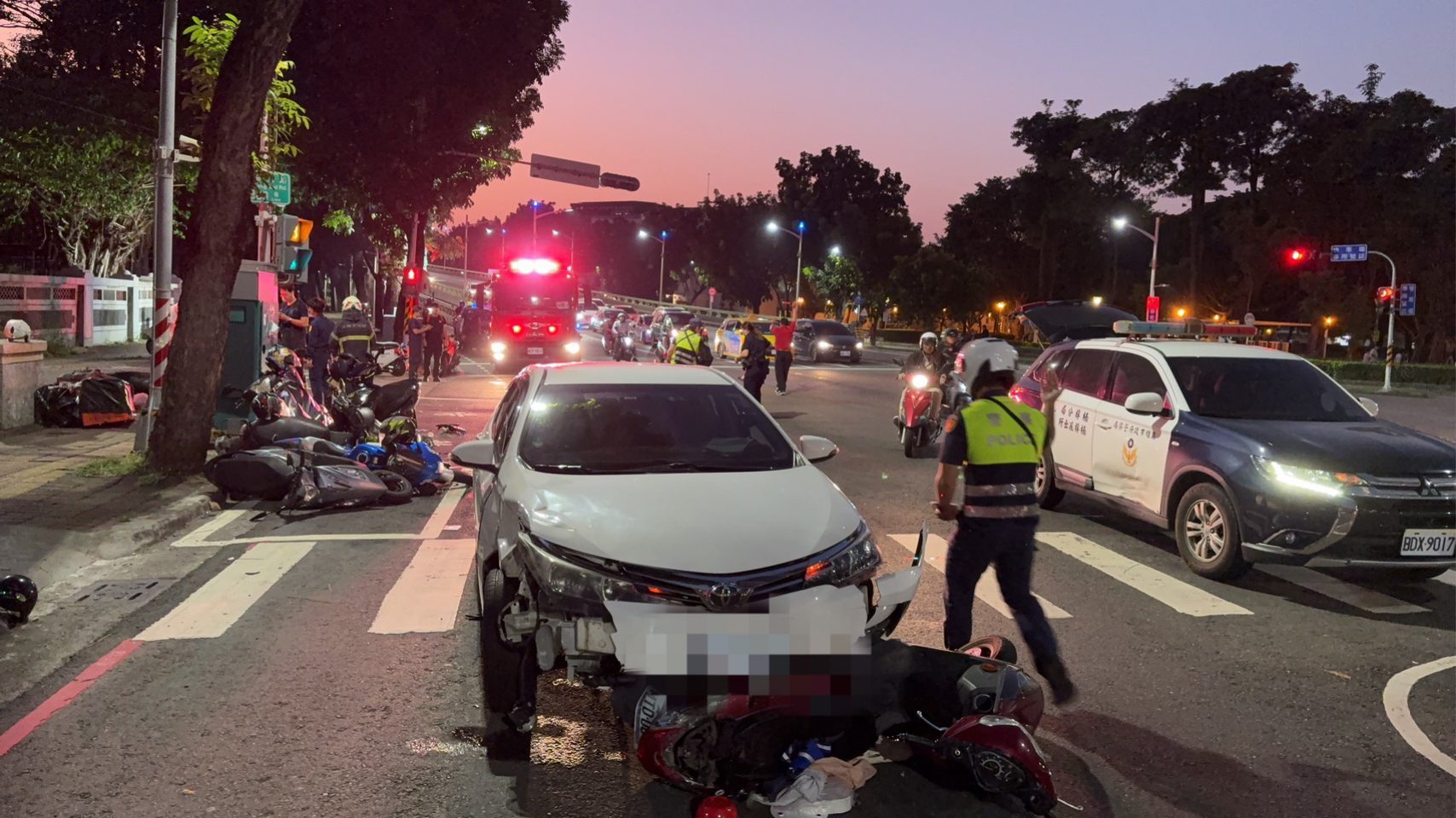 7旬翁開車擦撞機車再衝待轉8車　釀1死8傷