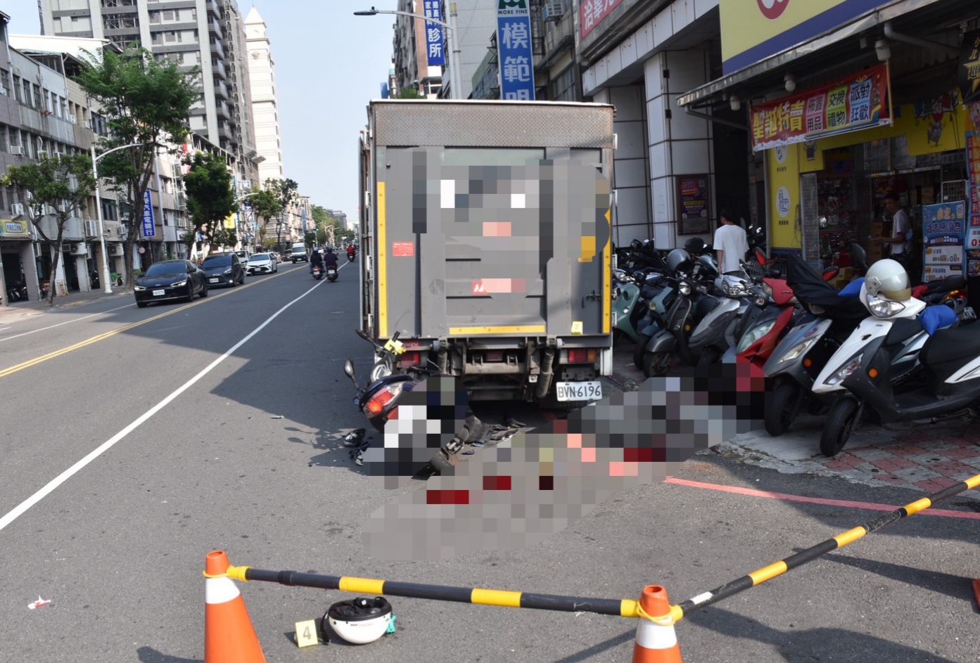 高雄巡佐查案　路口自撞違停貨車亡